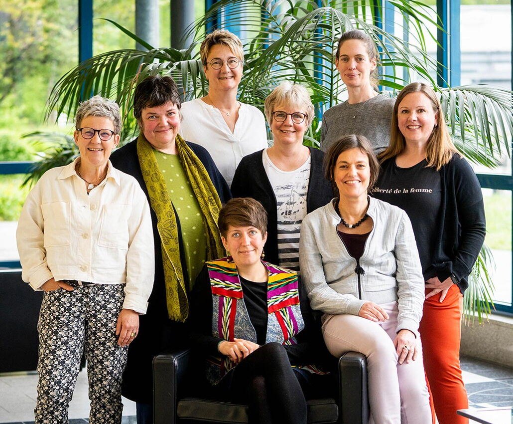 Die Kernteam-Mitglieder des Netzwerk LandHessinnen haben sich zu einem Gruppenfoto zusammengestellt.
