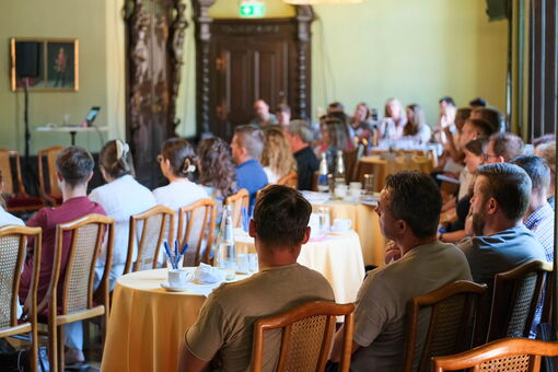 Die Teilnehmenden des Austauschforums Dorf- und Regionalentwicklung hören einem Vortrag zu.