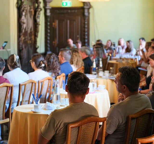 Die Teilnehmenden des Austauschforums Dorf- und Regionalentwicklung hören einem Vortrag zu.