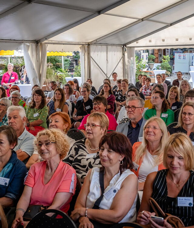 Das Publikum bei der Sommergala zum Preis LandHeldin lauscht der Verleihung.