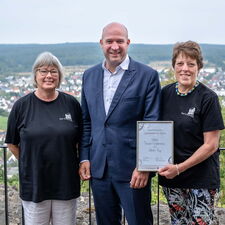 Die zwei Preisträgerinnen Ulrike Traxler-Schmoranz und Ulrike Fey aus Lich-Eberstadt präsentieren ihre Urkunde zusammen mit Heimatminister Ingmar Jung Title: Die zwei Preisträgerinnen Ulrike Traxler-Schmoranz und Ulrike Fey aus Lich-Eberstadt zusammen mit